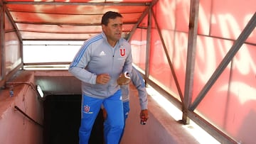 Futbol, Universidad de Chile vs Santiago Wanderers.
 Undecima fecha, campeonato de Clausura 2016/17
 El entrenador de Universidad de Chile Angel Guillermo Hoyos, se dirige a la cancha antes del partido de primera division contra Santiago Wanderers por  pr