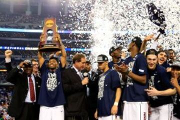 Los jugadores de los Connecticut Huskies con el trofeo de campeones.