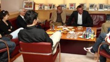 <b>ANIMADA TERTULIA. </b>Michael Robinson departió amistosamente en la redacción de AS con Alfredo Relaño, Luis Nieto y Manuel Esteban, entre otros.