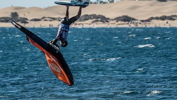 Ancor Sosa tirando un backflip en wingfoil durante el Gran Canaria Air Battle Festival 2023.