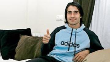 <b>RECUPERADO. </b>Un día después posó así de feliz en su casa.