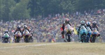 Niccolo Antonelly lidera el grupo durante la carrera de Moto3.