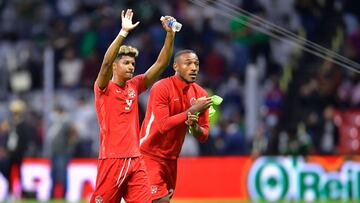 Jugadores de Canad&aacute; festejan el empate contra M&eacute;xico en el Azteca