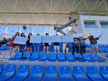 Varias aficionadas muestran su apoyo a las 5 futbolistas del Alhama.