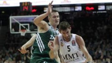 El jugador del Real Madrid Rudy Fernández controla el balón presionado por Paulius Jankunas, del Zalgiris Kaunas.