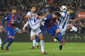 Leo Messi trata de marcar ante la oposición del defensa de la Real Sociedad Íñigo Martinez y el centrocampista Xabi Pietro