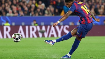 Barcelona's English forward #14 Marcus Rashford takes a free kick but fails to score during the UEFA Champions League quarter final first leg football match between FC Barcelona and Club Atletico de Madrid at Camp Nou Stadium in Barcelona on April 8, 2026. (Photo by Lluis GENE / AFP)