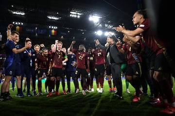 Domenico Tedesco, seleccionador de Bélgica, habla con los jugadores y staff después de la victoria del equipo en el partido de la fase de grupos de la UEFA EURO 2024 entre Bélgica y Rumanía.