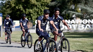 Cherki y Badé, en bicicleta por Clairefontaine este pasado viernes.