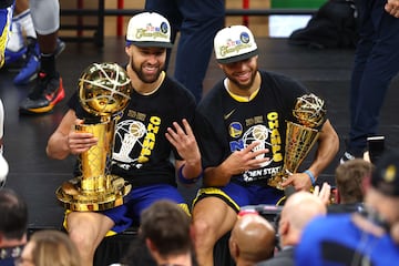 Klay Thompson y Stephen Curry celebrando su cuarto campeonato particular== FOR NEWSPAPERS, INTERNET, TELCOS & TELEVISION USE ONLY ==