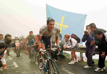 Aquel 12 de septiembre de 1999 el mundo del ciclismo sólo hablaba de porcentajes, rampas imposibles... el día que debutaba en el recorrido el Angliru. Nacía la leyenda del coloso asturiano de la mano de un mito, el Chava Jiménez, quien surgía entre la niebla que acompañó toda la ascensión para escribir su nombre en una etapa entre dudas y polémica.