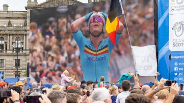 Los espectadores presencian en una pantalla gigante la celebración de Lotte Kopecky en el Mundial de ciclismo de fondo en carretera, en Glasgow (Escocia).
