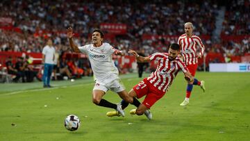 Jesús Navas cae derribado.