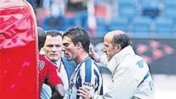 <b>DESOLACIÓN. </b>Lotina consuela a Garrido en el momento de retirarse al túnel de vestuarios.