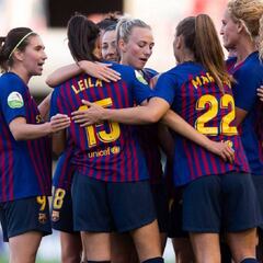 El Barcelona golea al Valencia y mantiene la emoción por la Liga