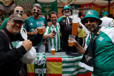 Gran ambiente en la Fan Zone del Real Betis. 