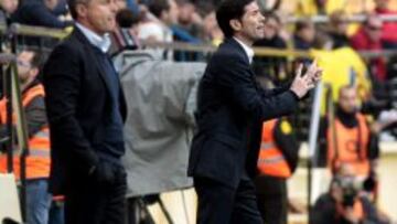 El entrenador del Villarreal, Marcelino (d), durante el partido de la trigésima primera jornada de liga de Primera División, disputado esta tarde en el estadio de El Madrigal.