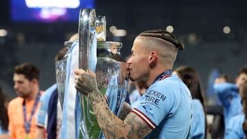 Soccer Football - Champions League Final - Manchester City v Inter Milan - Ataturk Olympic Stadium, Istanbul, Turkey - June 11, 2023 Manchester City's Kalvin Phillips kisses the trophy as he celebrates winning the Champions League REUTERS/Murad Sezer