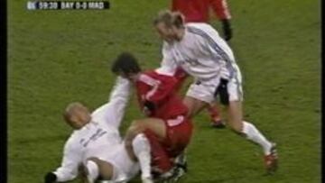 Demichelis, cuando golpea a Roberto Carlos.