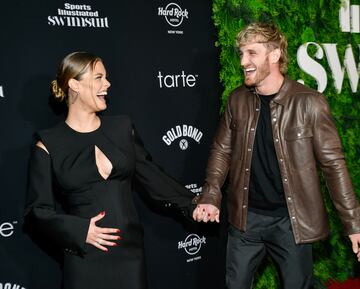 Nina Agdal y Logan Paul durante la alfombra roja de los Sports Illustrated Swimsuit celebrada en el Hard Rock Hotel de Nueva York.