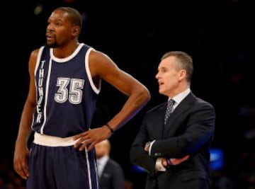 Kevin Durant y Billy Donovan hablan durante el partido entre los Knicks-Thunder.