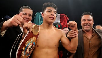 Óscar De La Hoya, presidente de Golden Boy Promotions, tuiteó que Munguia está muy interesado en pelear contra Benavidez