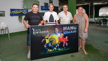 El padre de Manu Vallejo, Javier; su hermano, Álvaro; su tío; y su madre, Ana.