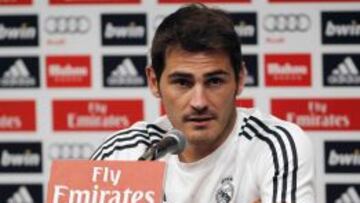 Iker Casillas responde a los periodistas despu&eacute;s del primer entrenamiento del Real Madrid en EE UU.