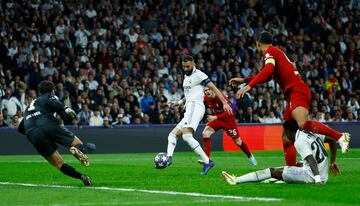 Benzema, en el momento de marcar el único gol del encuentro.