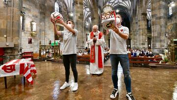 Los capitanes, con un balón y la Supercopa