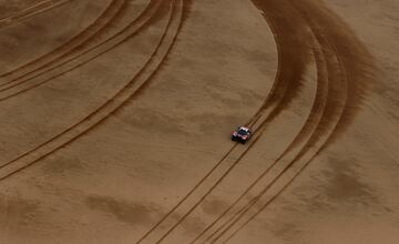 Vista aérea de un momento de la séptima etapa del rally Dakar que se disputa en Arabia Saudí. 
 