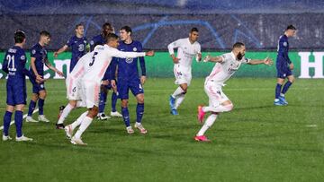 Benzema celebra su gol contra el Real Madrid-Chelsea.