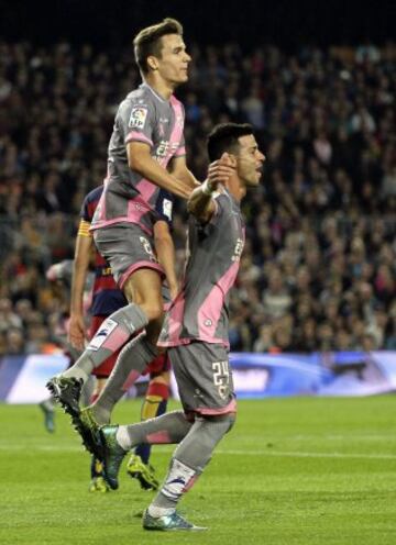 Javi Guerra celebra junto a Llorente tras marcar el primer gol del partido.