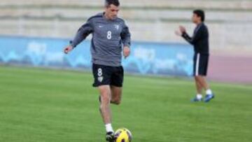 Toulalan ya toca bal&oacute;n en el entrenamiento.