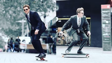 Raine Kent vestido con traje y patinando con su monopatín eléctrico por la ciudad, en dos situaciones distintas.