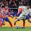 Atletico Madrid's Argentine forward #22 Giuliano Simeone (L) and Real Madrid's English midfielder #05 Jude Bellingham vie for the ball during the UEFA Champions League Round of 16 second leg football match between Club Atletico de Madrid and Real Madrid CF at the Metropolitano stadium in Madrid on March 12, 2025. (Photo by Thomas COEX / AFP)