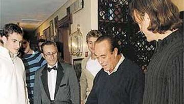 <b>EL CAPOTILLO DEL FARAÓN. </b>Robredo, Ferrero y Moyá, en trance: Romero baja las muñecas y mece el capote.