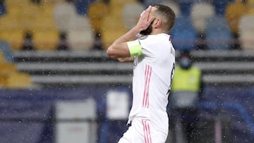 Karim Benzema se lamenta de una ocasi&oacute;n fallada en el Shakhtar-Real Madrid de la Champions League.
 