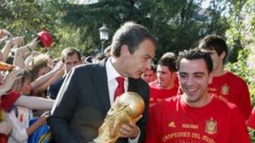 <b>CON LA COPA. </b>Zapatero y Xavi en la celebración del Mundial.