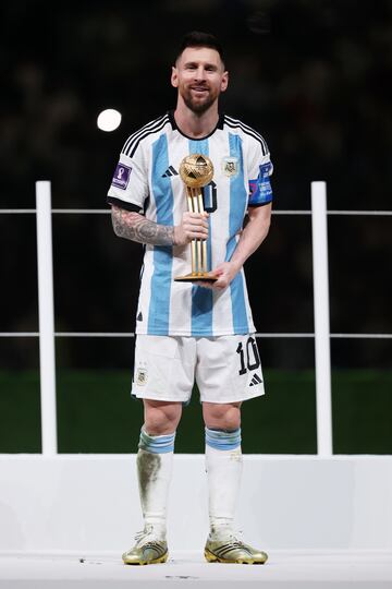 Messi con el trofeo a Mejor Jugador del torneo.