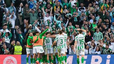 Los jugadores celebran el primer gol ante el Barcelona.