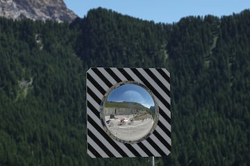 Los ciclistas se reflejan en un espejo de carretera mientras pedalean en Sestriere, en los Alpes italianos.