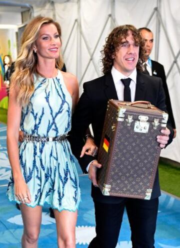 Carles Puyol y Gisele Bundchen.