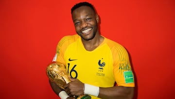 Steve Mandanda, con el trofeo de la Copa del Mundo