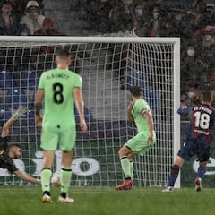 Unai Simón le niega el triunfo al Levante en medio del diluvio