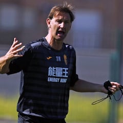 Dos jugadores ingleses, a prueba en el estreno de Adams