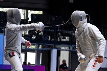 El Campeonato del Mundo de esgrima sigue dejando curiosas y espectaculares imágenes en Milán, donde no solo están en juego las medallas, sino también importantes puntos que otorgan plazas para París 2024. El francés Maxime Pianfetti y el canadiense Shaul Gordon compiten durante las clasificatorias individuales de sable masculino.