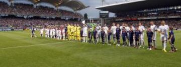 Los dos equipos en el centro del campo.
