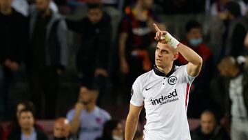 Rafael Santos Borré festejando su gol con Eintracht Frankfurt ante Barcelona por Europa League.