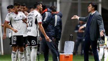 El entrenador de Colo Colo, Gustavo Quinteros, es fotografiado durante el parido de Primera División contra Unión La Calera disputado en el estadio Nicolas Chahuán de La Calera.